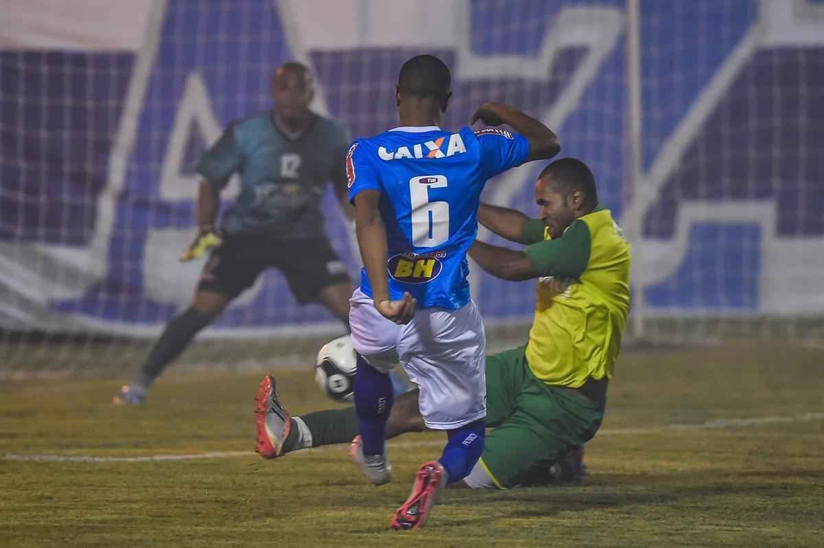 Com muitos atletas juniores, time celeste fez teste no Estdio Municipal de Ibirit