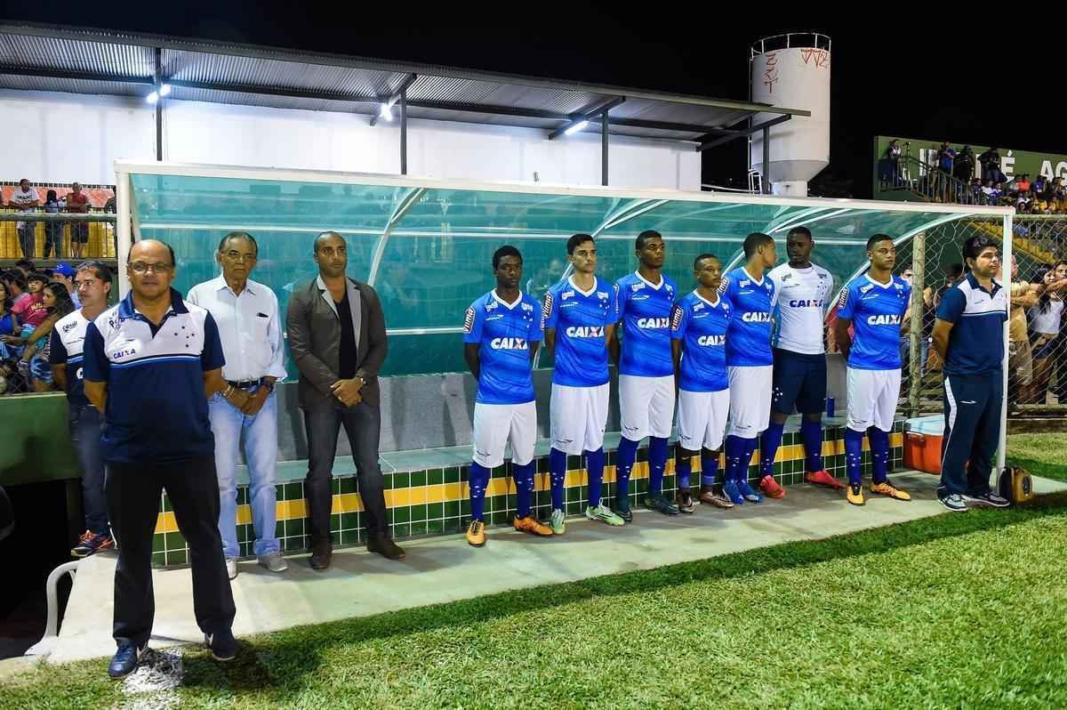 Com muitos atletas juniores, time celeste fez teste no Estdio Municipal de Ibirit
