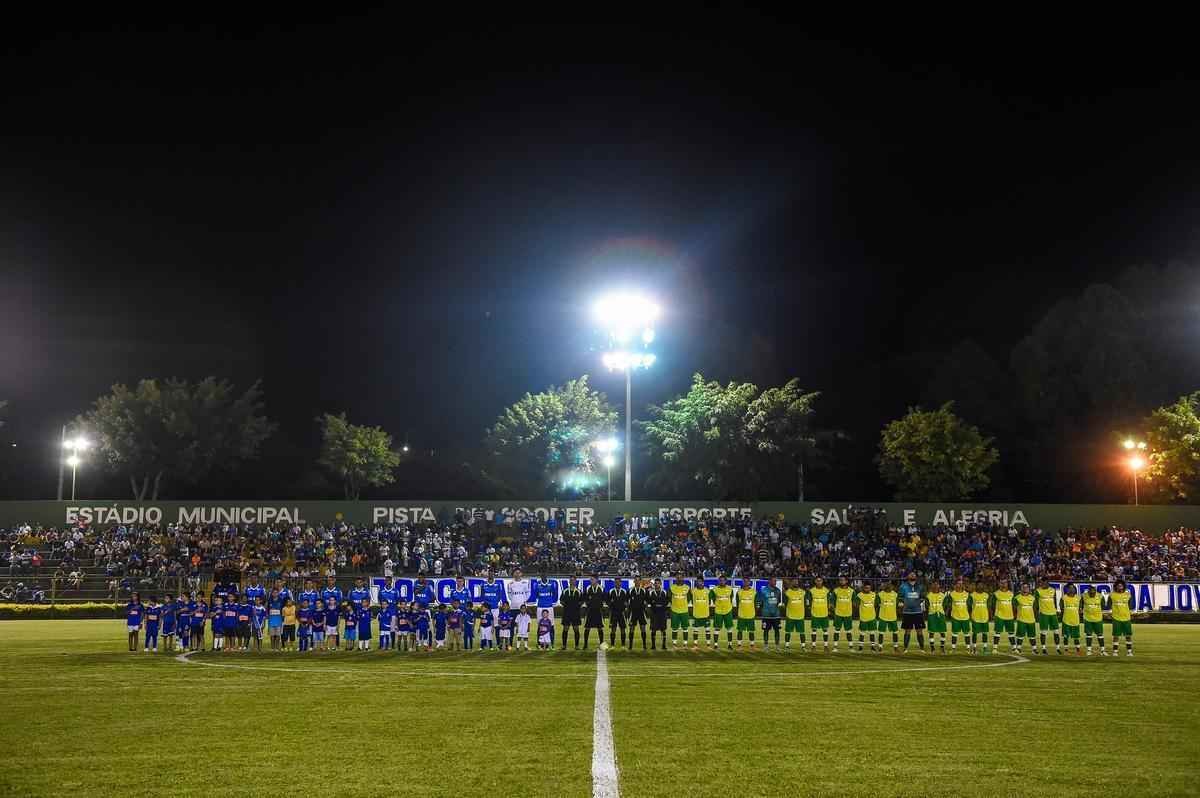Com muitos atletas juniores, time celeste fez teste no Estdio Municipal de Ibirit
