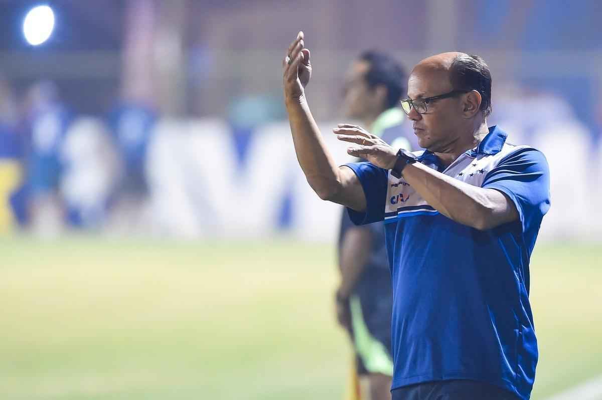 Com muitos atletas juniores, time celeste fez teste no Estdio Municipal de Ibirit