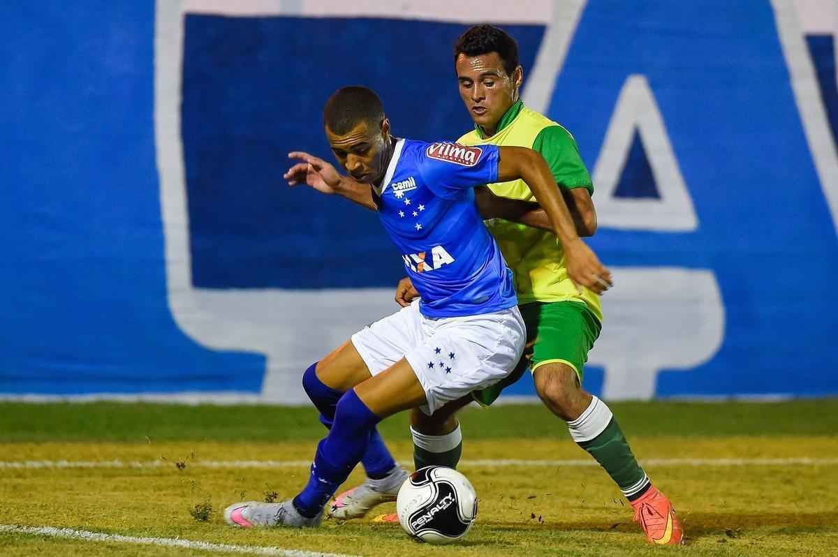 Com muitos atletas juniores, time celeste fez teste no Estdio Municipal de Ibirit