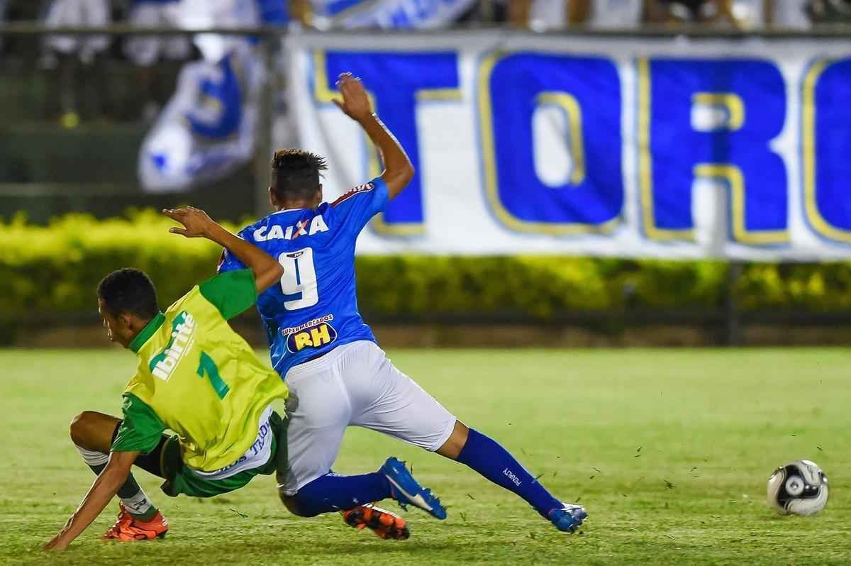 Com muitos atletas juniores, time celeste fez teste no Estdio Municipal de Ibirit