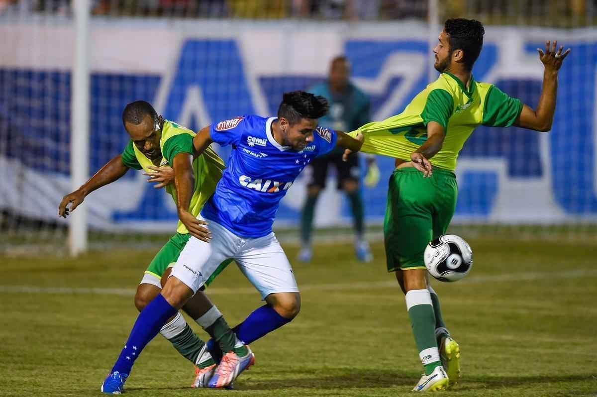 Com muitos atletas juniores, time celeste fez teste no Estdio Municipal de Ibirit