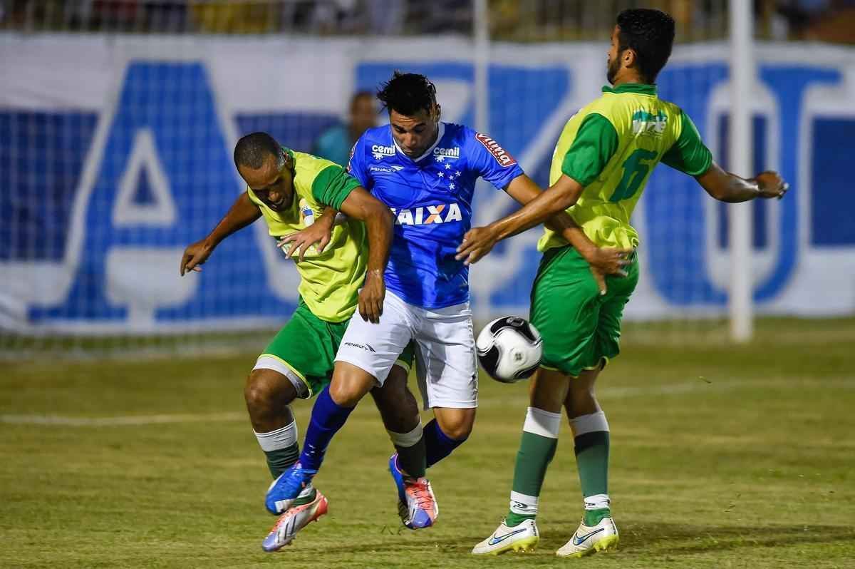 Com muitos atletas juniores, time celeste fez teste no Estdio Municipal de Ibirit