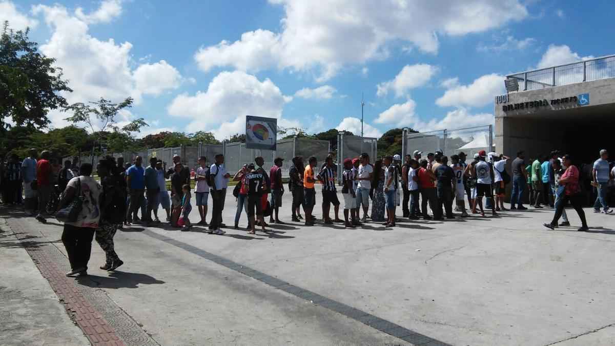 Torcida do Atltico forma fila gigantesca no Mineiro por ingresso do jogo contra o Villa