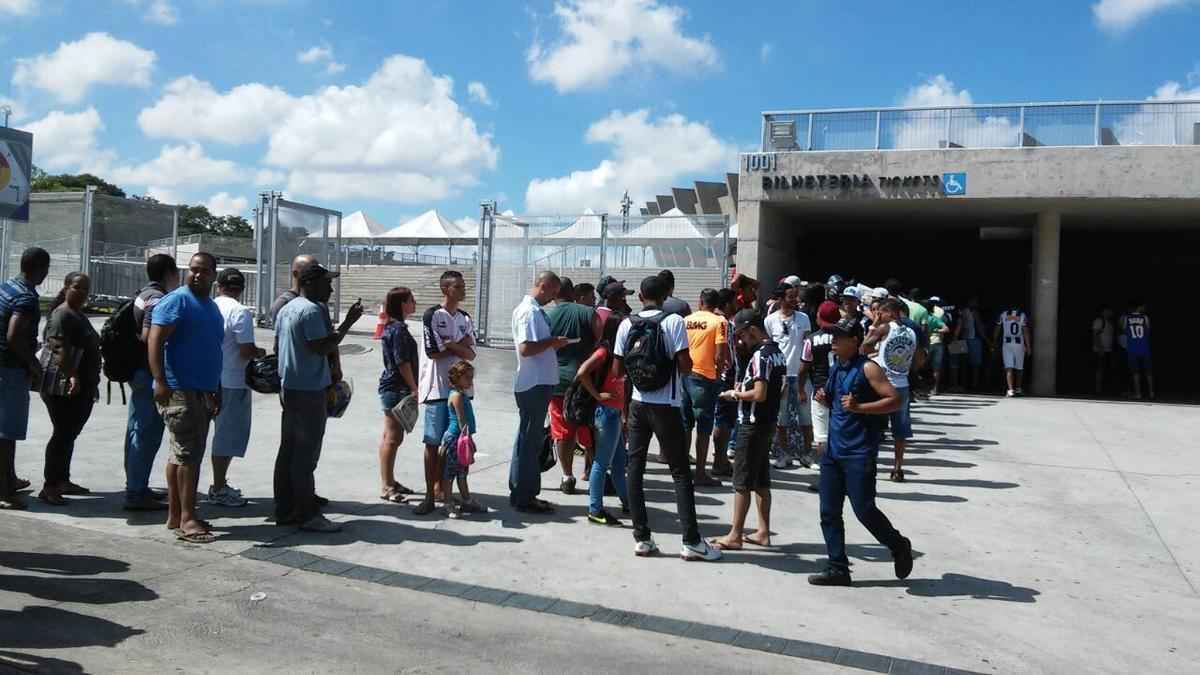 Torcida do Atltico forma fila gigantesca no Mineiro por ingresso do jogo contra o Villa