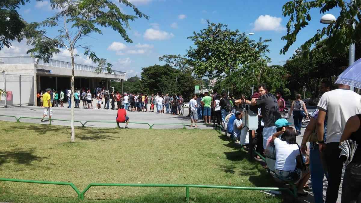 Torcida do Atltico forma fila gigantesca no Mineiro por ingresso do jogo contra o Villa