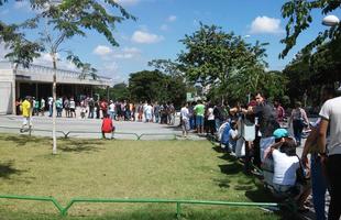 Torcida do Atltico forma fila gigantesca no Mineiro por ingresso do jogo contra o Villa