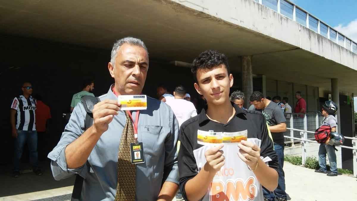 Torcida do Atltico forma fila gigantesca no Mineiro por ingresso do jogo contra o Villa