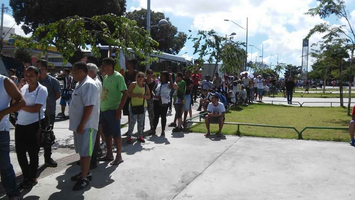 Torcida do Atltico forma fila gigantesca no Mineiro por ingresso do jogo contra o Villa