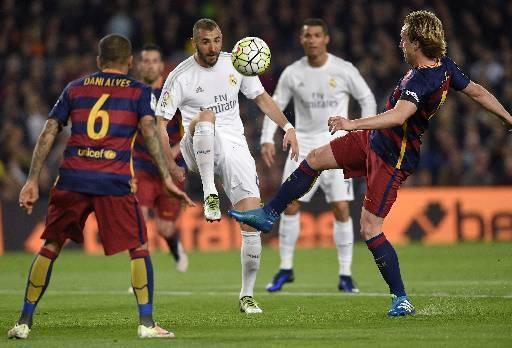 Atual lder do Campeonato Espanhol, o Barcelona recebe o terceiro colocado, Real Madrid, no Camp Nou