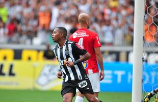 Com show de Robinho, Atltico vence o Villa Nova no Mineiro e garante classificao