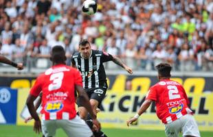 Com show de Robinho, Atltico vence o Villa Nova no Mineiro e garante classificao