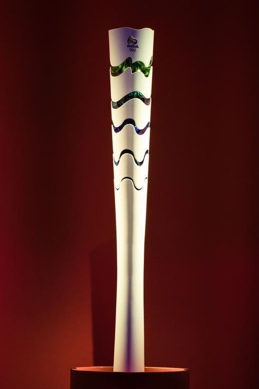 Com as cores do Brasil, a tocha olmpica do Rio 2016 inova no design e ganha movimento