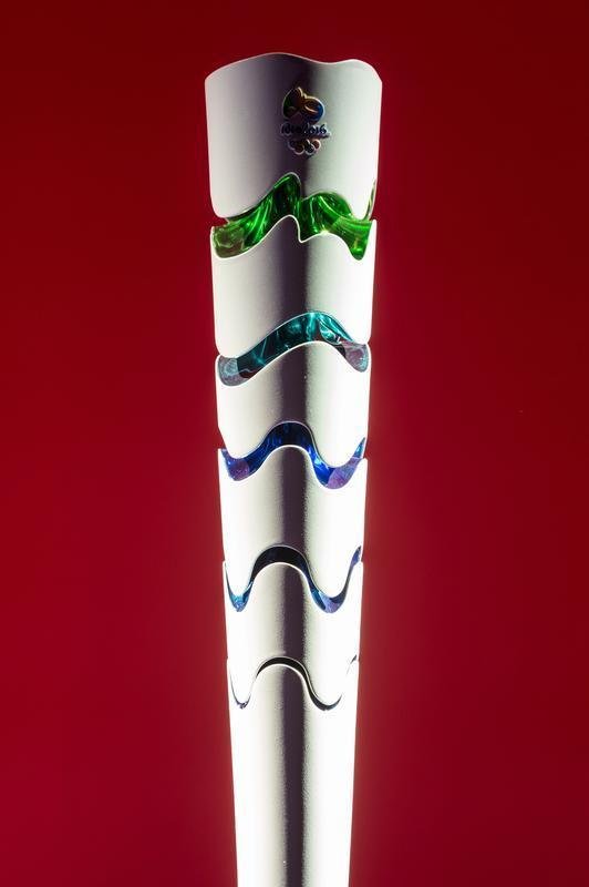 Com as cores do Brasil, a tocha olmpica do Rio 2016 inova no design e ganha movimento