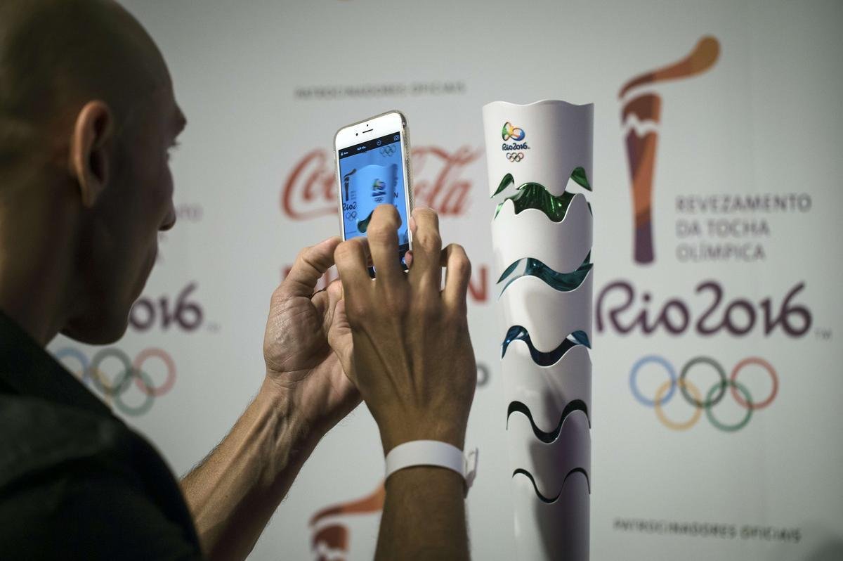 Com as cores do Brasil, a tocha olmpica do Rio 2016 inova no design e ganha movimento