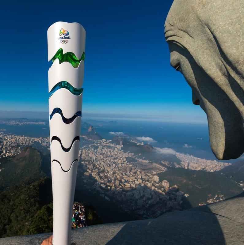 Com as cores do Brasil, a tocha olmpica do Rio 2016 inova no design e ganha movimento