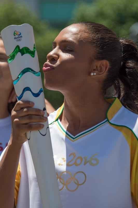 Com as cores do Brasil, a tocha olmpica do Rio 2016 inova no design e ganha movimento