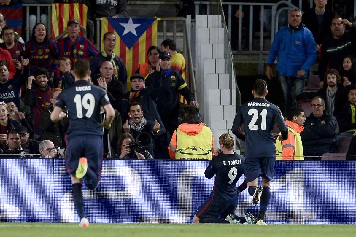 Surez brilhou marcando dois gols para decretar a vitria, de virada, do Barcelona