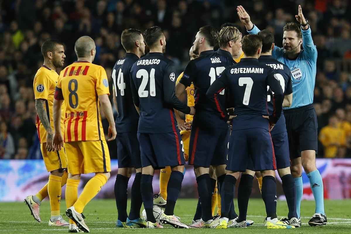 Surez brilhou marcando dois gols para decretar a vitria, de virada, do Barcelona