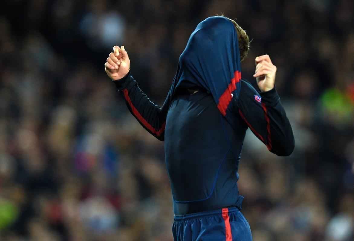 Surez brilhou marcando dois gols para decretar a vitria, de virada, do Barcelona