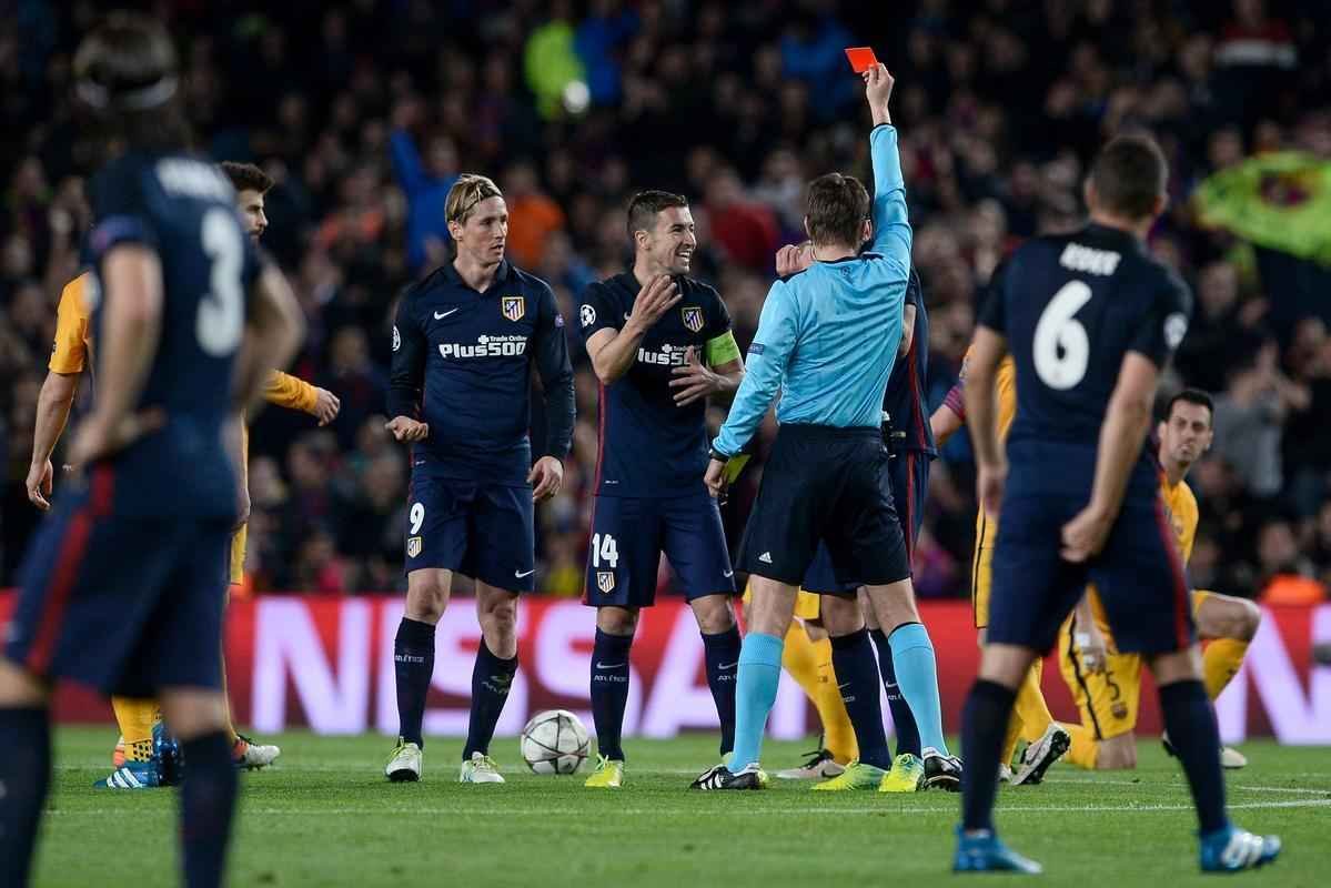 Surez brilhou marcando dois gols para decretar a vitria, de virada, do Barcelona