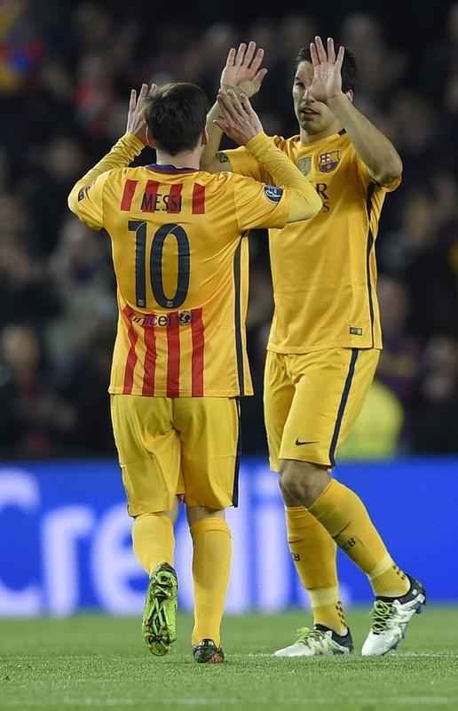 Surez brilhou marcando dois gols para decretar a vitria, de virada, do Barcelona