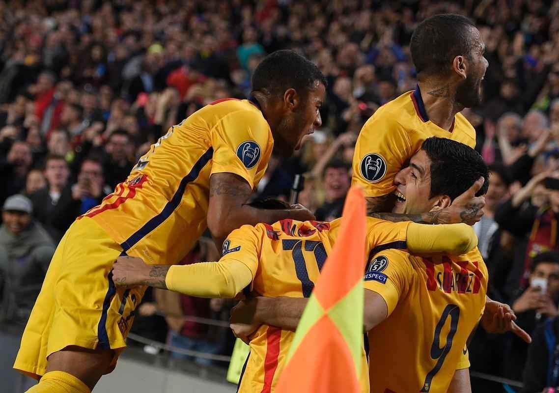 Surez brilhou marcando dois gols para decretar a vitria, de virada, do Barcelona