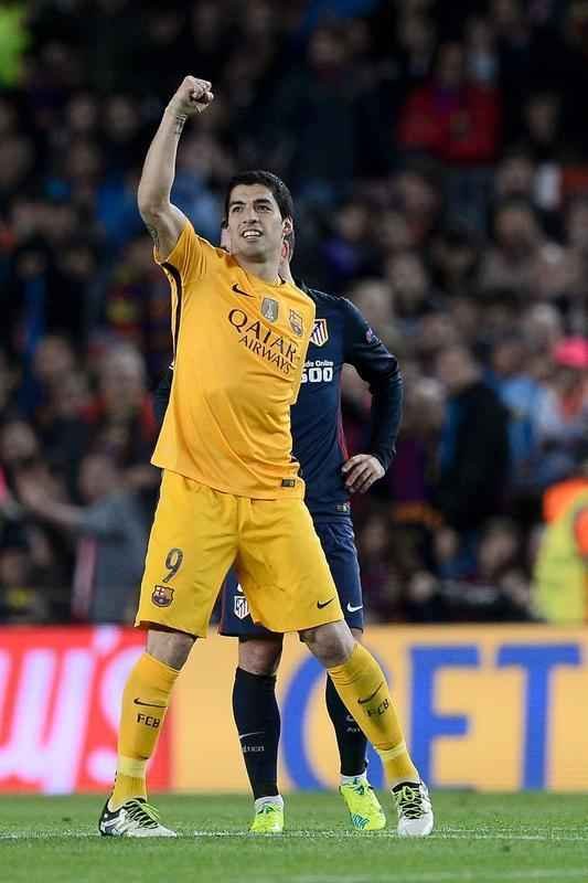 Surez brilhou marcando dois gols para decretar a vitria, de virada, do Barcelona