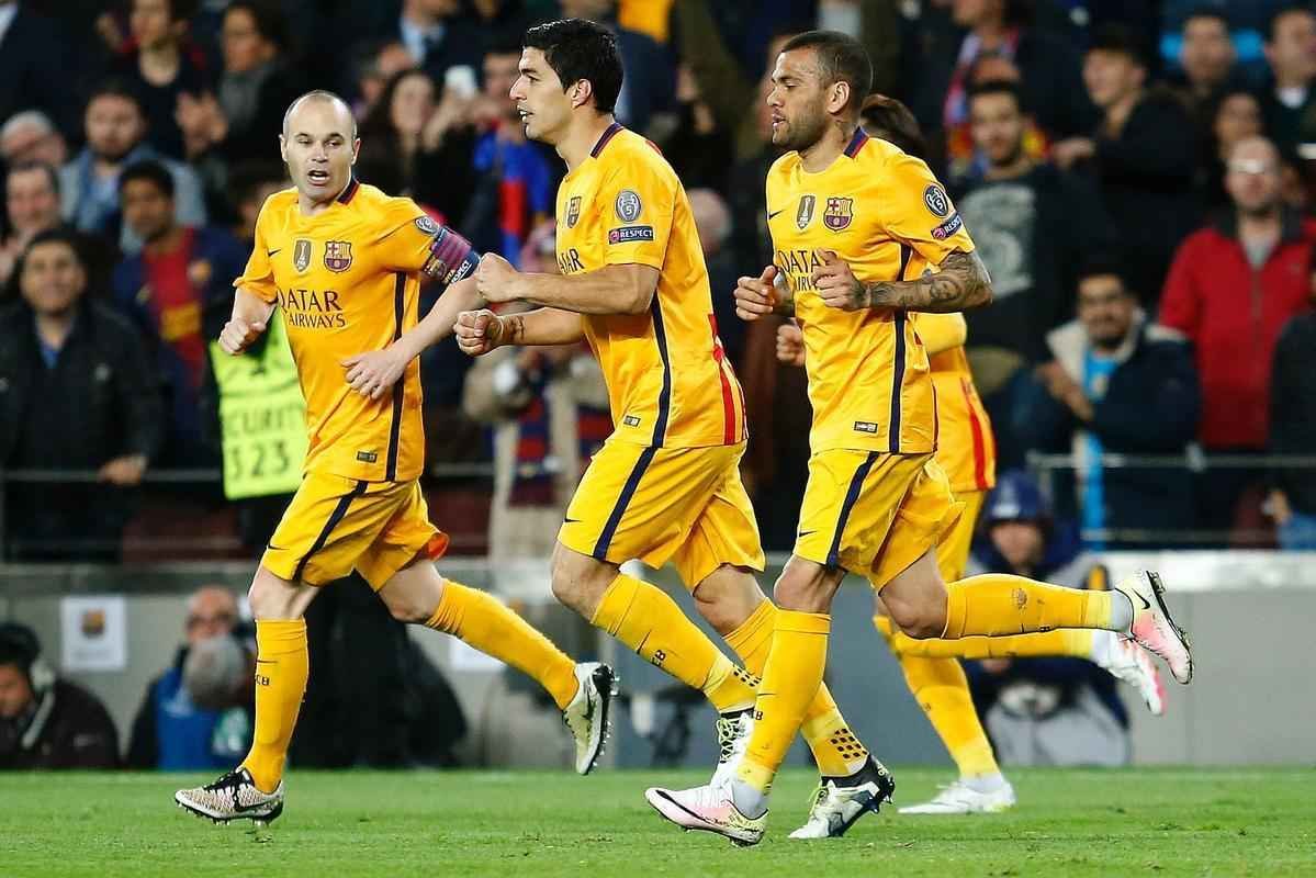 Surez brilhou marcando dois gols para decretar a vitria, de virada, do Barcelona