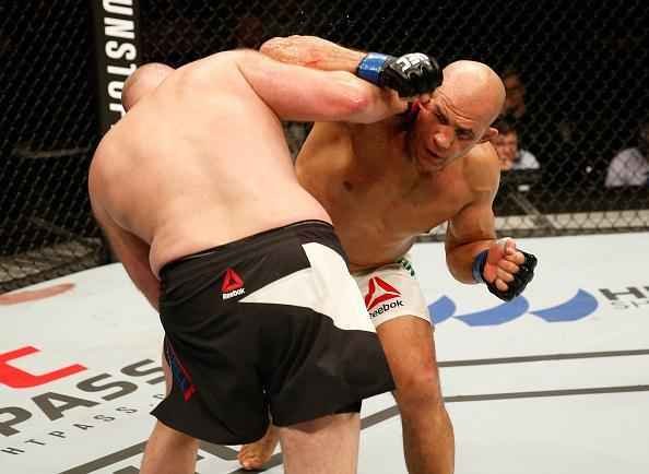 Fotos da vitria de Junior Cigano sobre Ben Rothwell