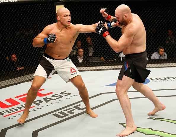 Fotos da vitria de Junior Cigano sobre Ben Rothwell