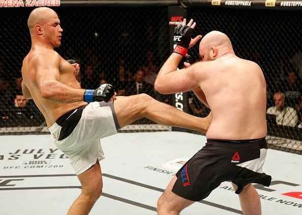 Fotos da vitria de Junior Cigano sobre Ben Rothwell