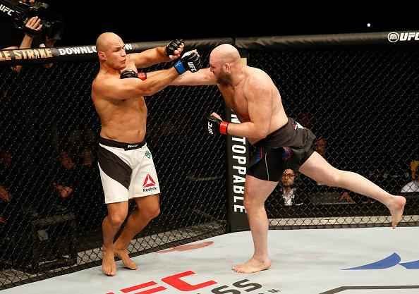Fotos da vitria de Junior Cigano sobre Ben Rothwell