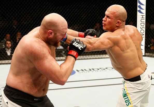 Fotos da vitria de Junior Cigano sobre Ben Rothwell