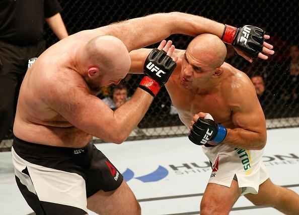 Fotos da vitria de Junior Cigano sobre Ben Rothwell