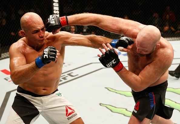 Fotos da vitria de Junior Cigano sobre Ben Rothwell