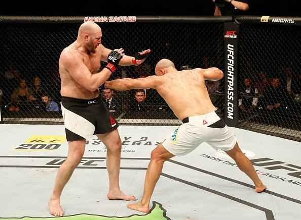 Fotos da vitria de Junior Cigano sobre Ben Rothwell