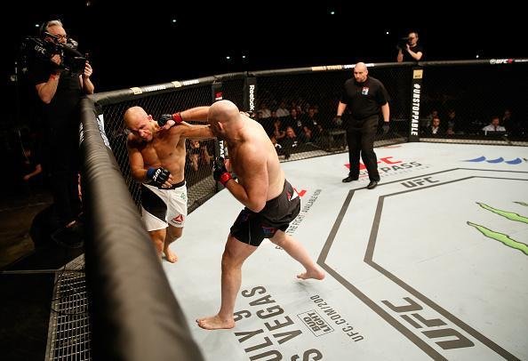 Fotos da vitria de Junior Cigano sobre Ben Rothwell