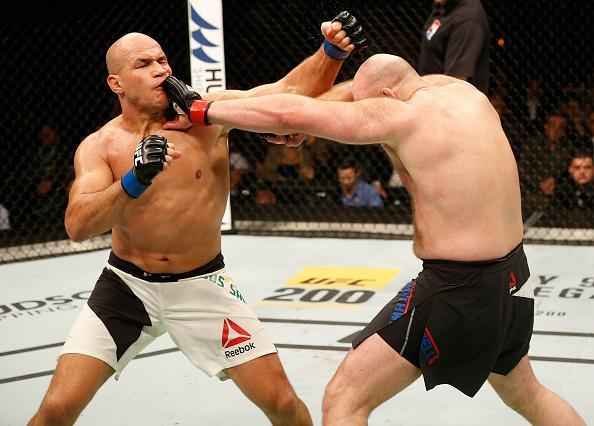 Fotos da vitria de Junior Cigano sobre Ben Rothwell