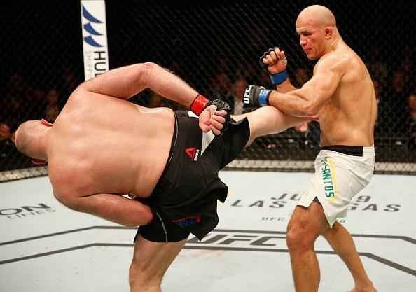 Fotos da vitria de Junior Cigano sobre Ben Rothwell