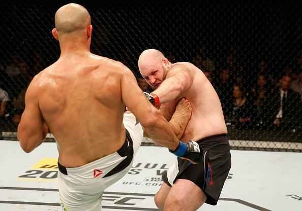 Fotos da vitria de Junior Cigano sobre Ben Rothwell