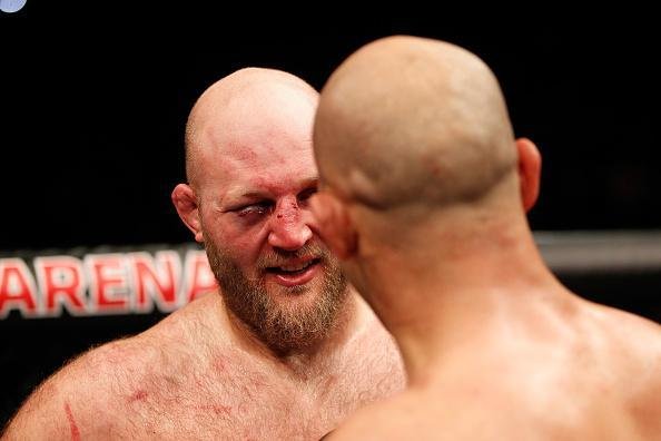 Fotos da vitria de Junior Cigano sobre Ben Rothwell