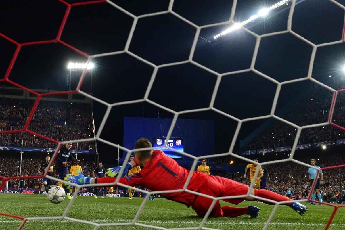 Jogo de volta das quartas de final da Liga dos Campees: Atltico de Madrid 2 x 0 Barcelona