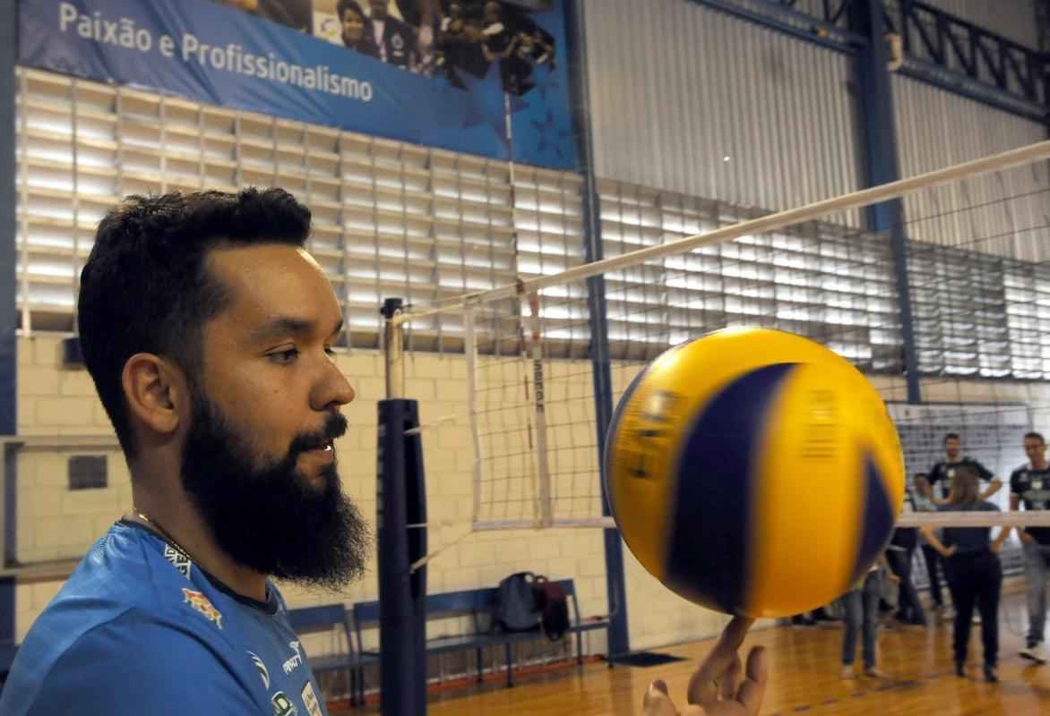 Campees da Superliga Masculina de Vlei no ltimo domingo, jogadores receberam jornalistas no Ginsio do Barro Preto, nesta quarta-feira, e comentaram sobre conquista e futuro da equipe. Ma foto, o levantador William