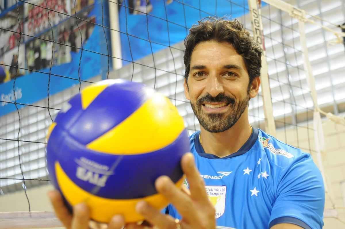 Campees da Superliga Masculina de Vlei no ltimo domingo, jogadores receberam jornalistas no Ginsio do Barro Preto, nesta quarta-feira, e comentaram sobre conquista e futuro da equipe. Na foto, Filipe.