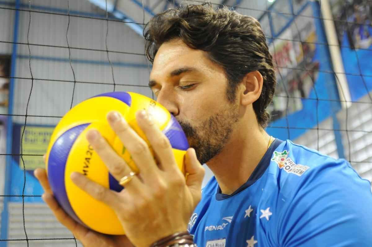 Campees da Superliga Masculina de Vlei no ltimo domingo, jogadores receberam jornalistas no Ginsio do Barro Preto, nesta quarta-feira, e comentaram sobre conquista e futuro da equipe. Na foto, Filipe.