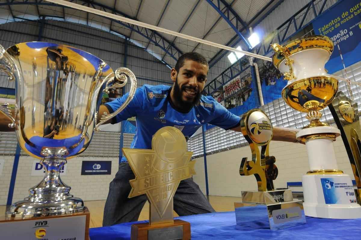 Oposto Wallace com trofus da temporada. Jogador deve deixar Cruzeiro devido a regra de ranqueamento