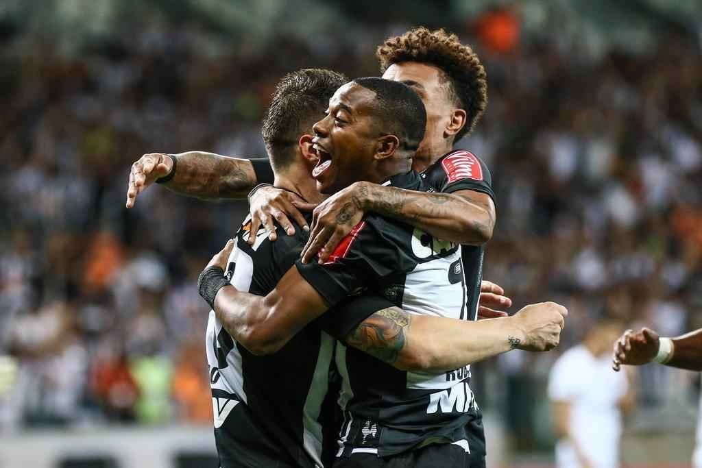 Galo iniciou partida de forma avassaladora e marcou 3 a 0 no primeiro tempo com Tiago, Robinho e Pratto