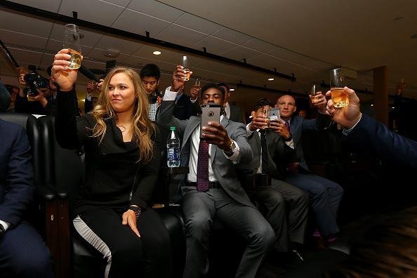 Governador de Nova York assina projeto de Lei que libera MMA no estado - Atletas do UFC prestigiam evento